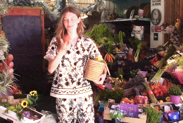 The female model is wearing a patterned short-sleeve shirt with buttons and matching 7/8 pyjama trousers in the color “Charm Cream” from the Favourites Layering collection by CALIDA, and the male model is wearing a patterned short-sleeve shirt with buttons in the color “Charm Cream” and black bermuda shorts with side pockets, both from the RMX Lounge Lecce collection by CALIDA.