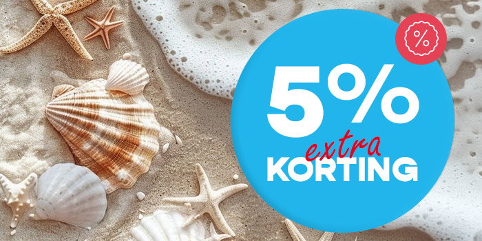 Beach scene with seashells and starfish on sand and surf, overlaid by a blue promotional badge reading "5% extra korting"