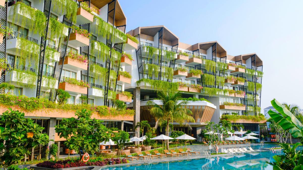 Hoi An Riverside Serenity with Massages, Daily Breakfast, Lunch or Dinner & Cocktails