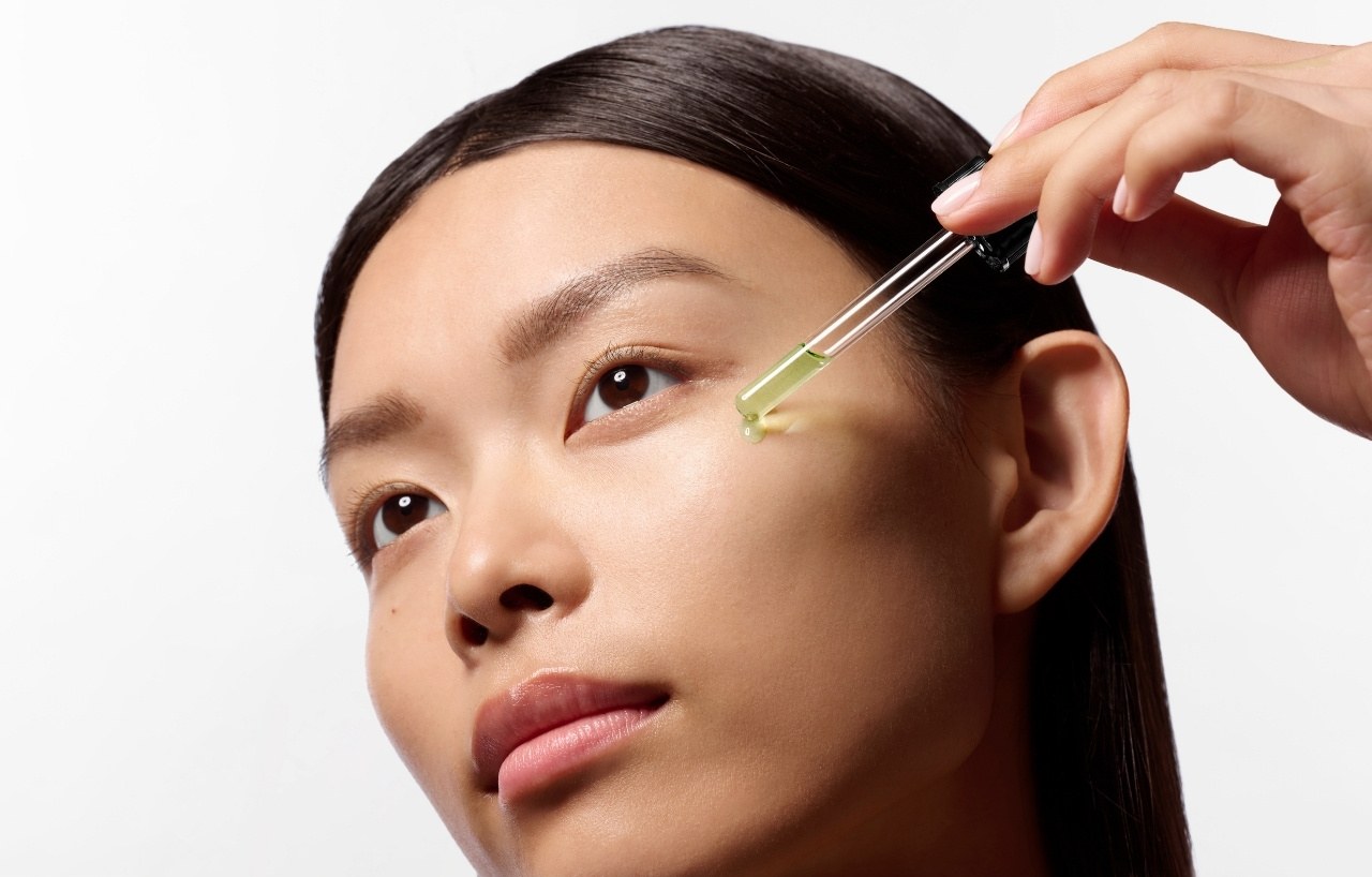 Femme appliquant un sérum à l'aide d'une pipette