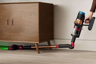 The Low-reach adaptor is used to make cleaning below a low cabinet easier.