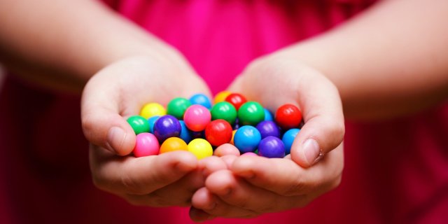 enfant donne bonbons cannabis camarades école