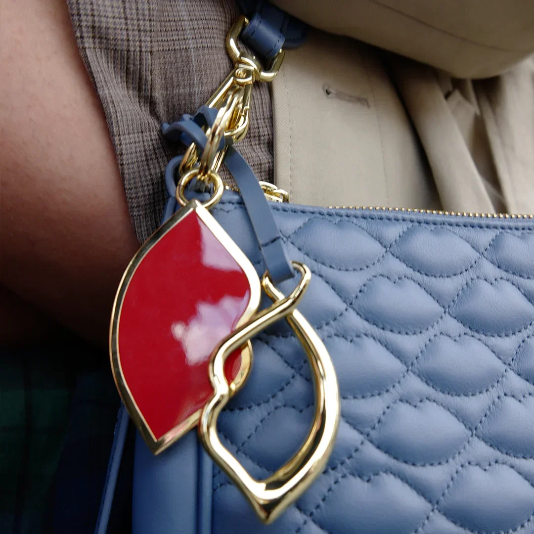 QUILTED LIP CALLIE SHOULDER BAG SOLID LIP CHARM