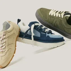 Quattro paia di sneaker: bordeaux con dettaglio in pelliccia, beige in pelle scamosciata, blu navy con accenti azzurri e tela verde oliva, ciascuna con lacci distinti.