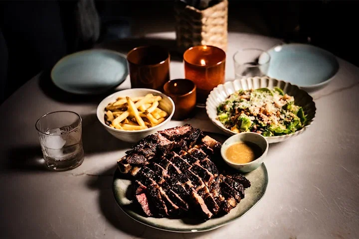 Få 1 kg Tomahawk med tilbehør for 2-4 personer på Bistro Bohème på Frogner