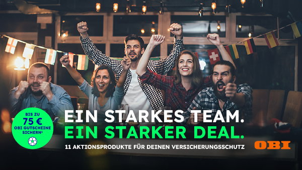 Gruppe von Freunden schaut aufgeregt Fußball