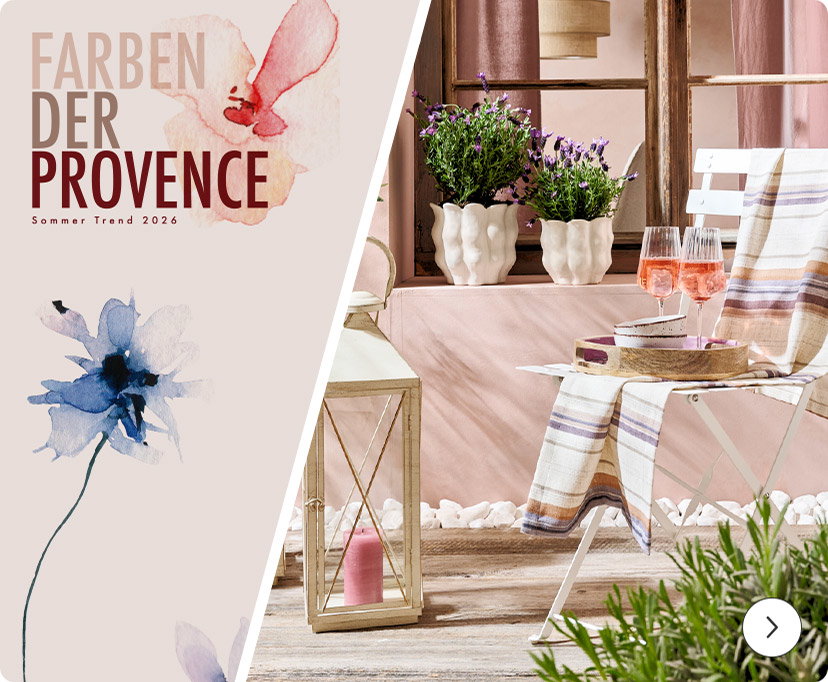Links ist eine zart gestaltete Illustration mit Aquarellblumen in Rosa- und Blautönen zu sehen. Darüber steht in großen Buchstaben der Text 'FARBEN DER PROVENCE', darunter in kleinerer Schrift 'Sommer Trend 2026'. Rechts befindet sich eine sommerlich dekorierte Terrasse mit einem weißen Metallstuhl, auf dem ein gestreiftes Tuch liegt. Auf einem kleinen Tisch stehen zwei Gläser mit rosafarbenem Getränk. Im Hintergrund stehen Blumentöpfe mit Lavendel und anderen Pflanzen auf einer Fensterbank. Die Szene ist in warmen, hellen Farben gehalten und vermittelt eine entspannte, mediterrane Atmosphäre.