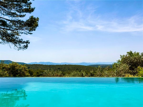 Mas des Issarts - a pool with a mountain view