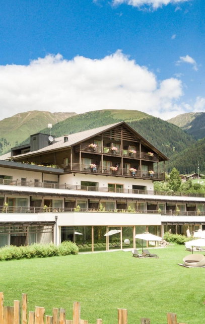 Hotel Außenansicht mit blick in die Berge