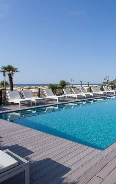 Hotel pool mit liegen und meerblick