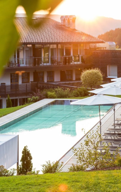 Hotel Außenansicht mit Pool