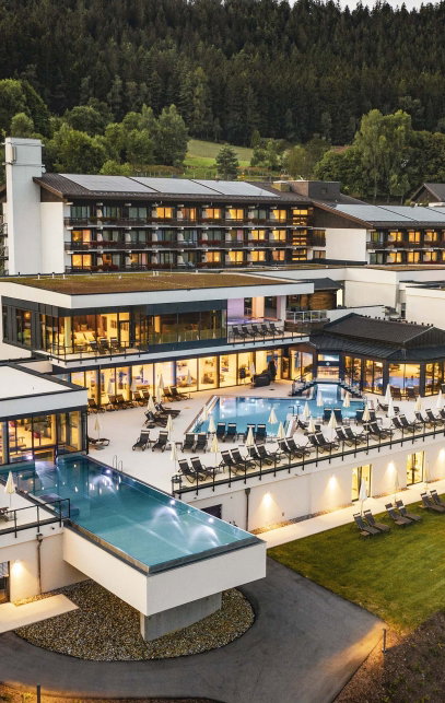 Hotel Außenansicht mit Pool mitten im Grünen