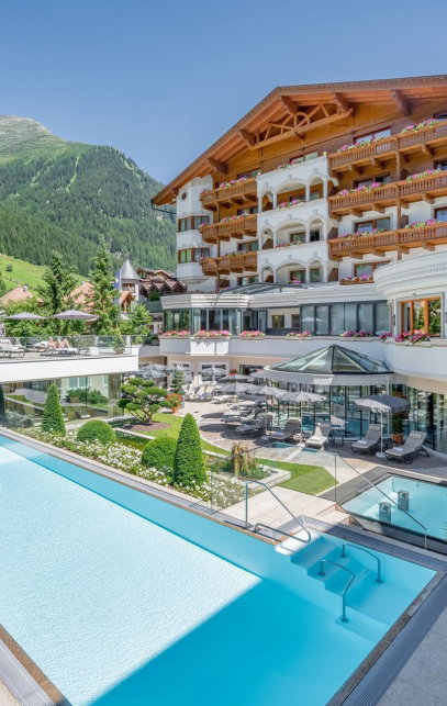 Hotel Außenpool mit blick in die Berge