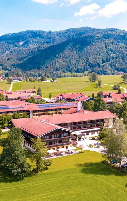 Hotel von außen im Sommer