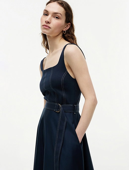 Midikleid mit quadratischem Ausschnitt und Gürtel