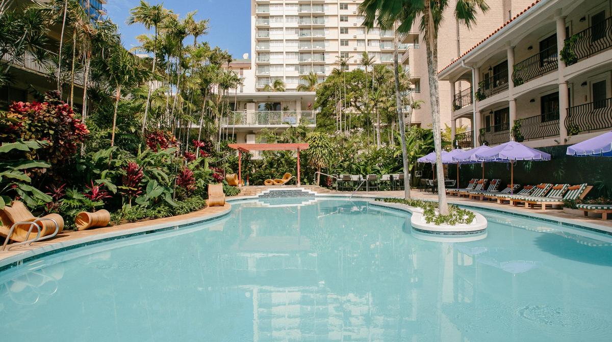 Award-Winning Waikiki Boutique Hideaway near Kalākaua Avenue with Daily Breakfast & Nightly Drinks
