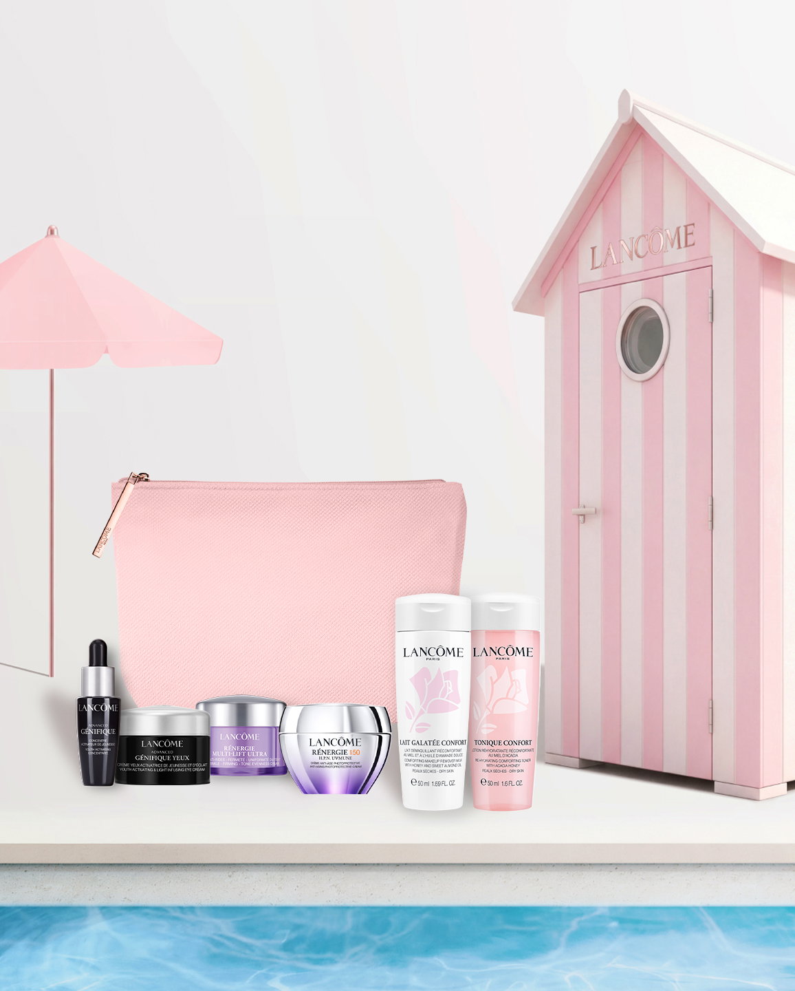 Il set Les Essentiels de l'Été, composto da 6 miniature e una pochette firmata Lancome, al bordo di una piscina
