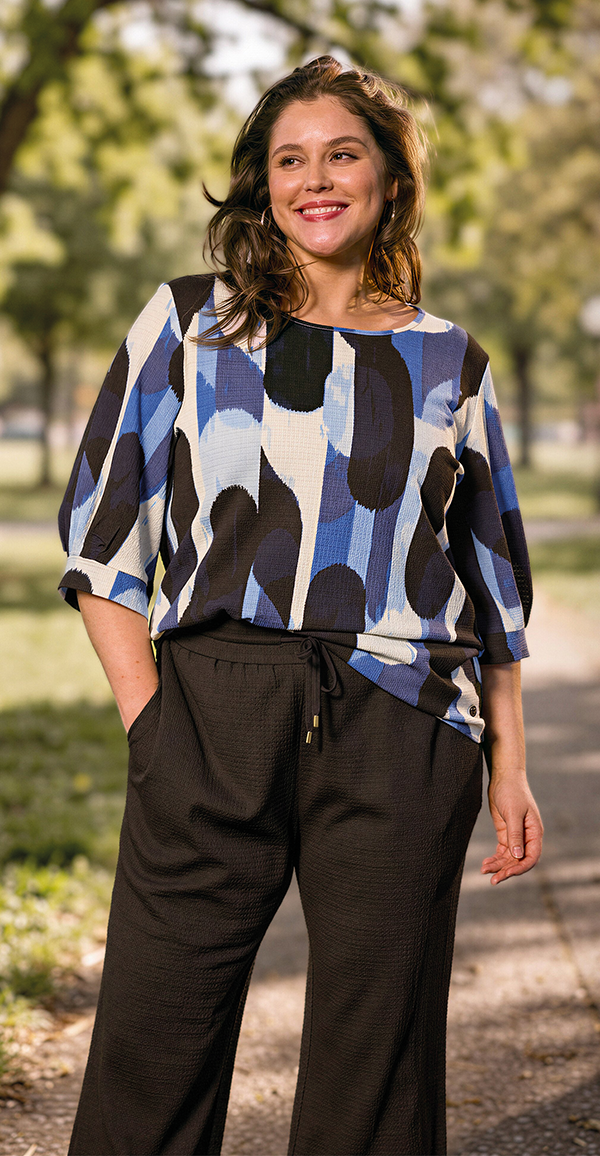 Dame in blauen Shirt und schwarzer Hose