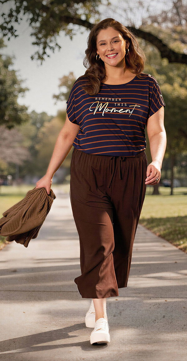 Damenmodel mit t-Shirt und Hose
