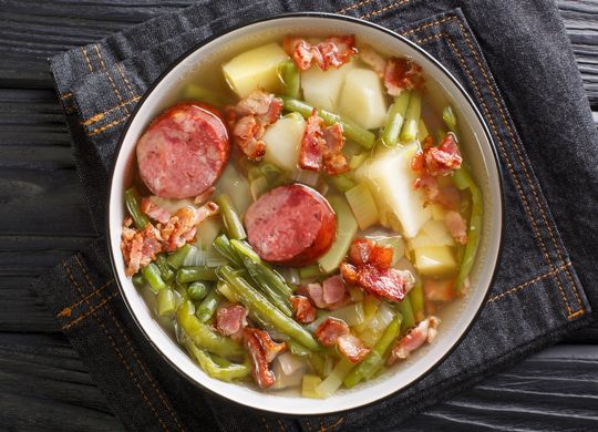 Sopa de judías verdes con salchichas