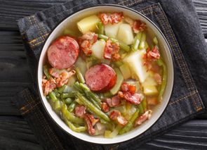 Sopa de judías verdes con salchichas