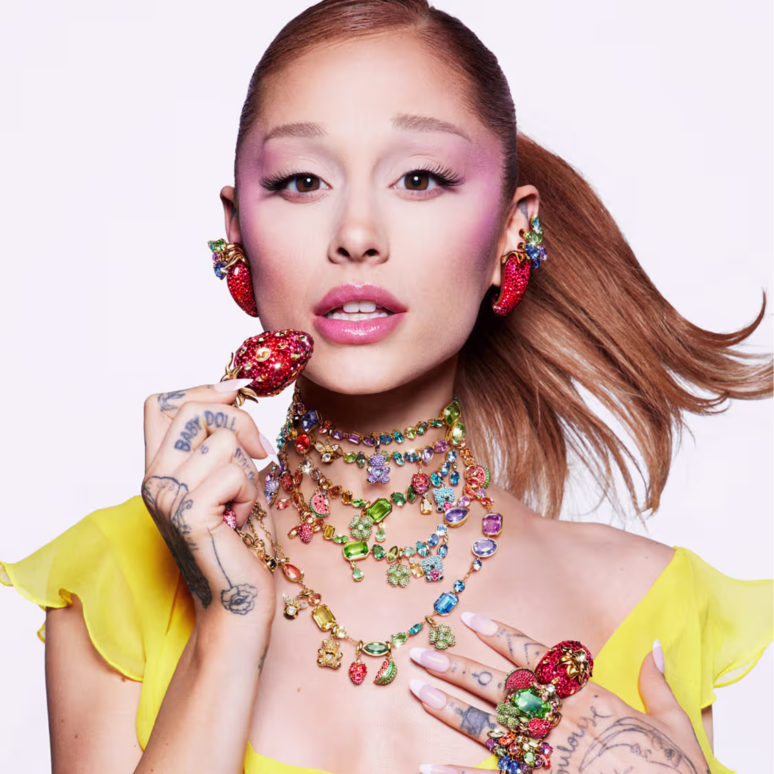 Ariana Grande draagt Swarovski Summer 2026-sieraden