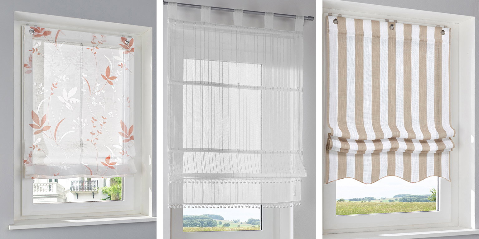 Drei verschiedene Rollo-Vorhänge: links weiß mit rosa floralem Muster, Mitte transparent weiß mit feinen Linien, rechts weiß-beige gestreift.