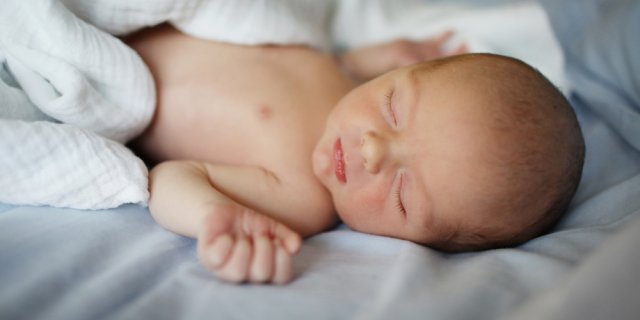 bébé allongé