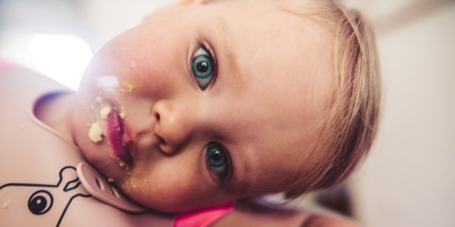 Bébé prêt à manger des morceaux :