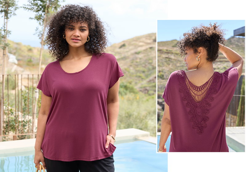 Ein Model trägt ein bordeaux farbenes Shirt mit gehäkelter Spitze hinten