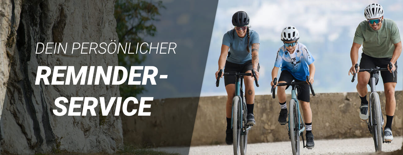 Familie mit Mutter, Vater und Kind, die einen Berg am Gardasee hochfährt. Dazu die Headline Persönlicher Service-Reminder für dich.
