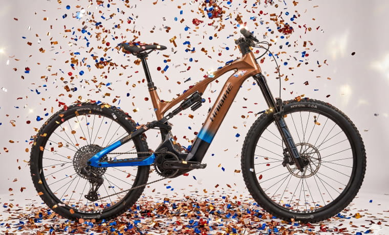 Das E-Fully Haibike Hybe CF 9 mit Konfetti überschüttet