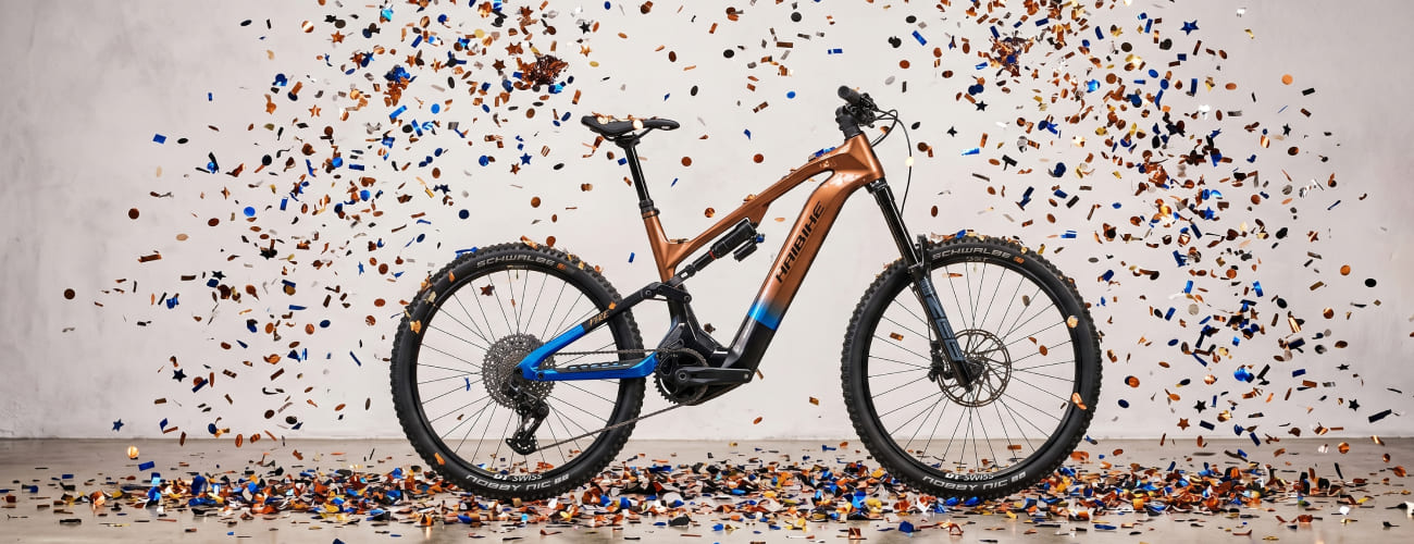 Das E-Fully Haibike Hybe CF 9 mit Konfetti überschüttet