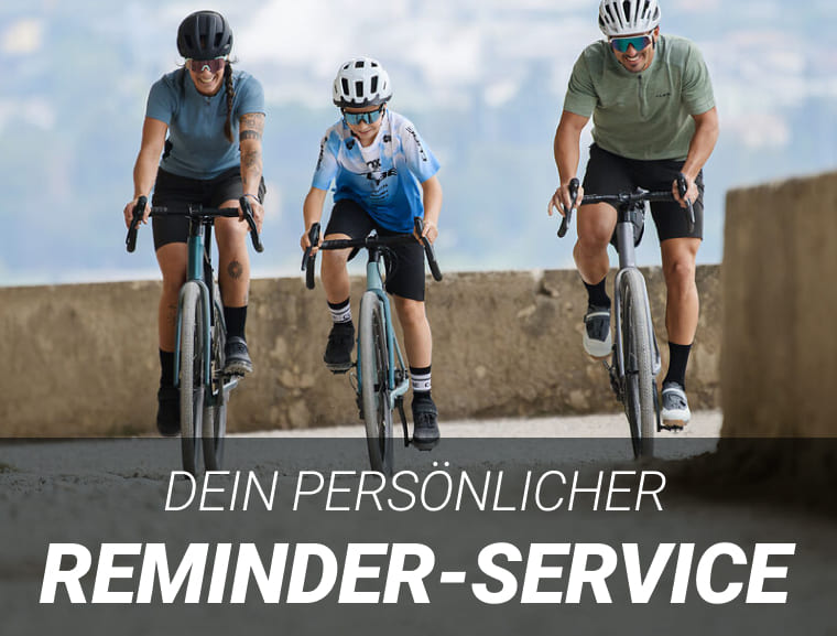Familie mit Mutter, Vater und Kind, die einen Berg am Gardasee hochfährt. Dazu die Headline Persönlicher Service-Reminder für dich.