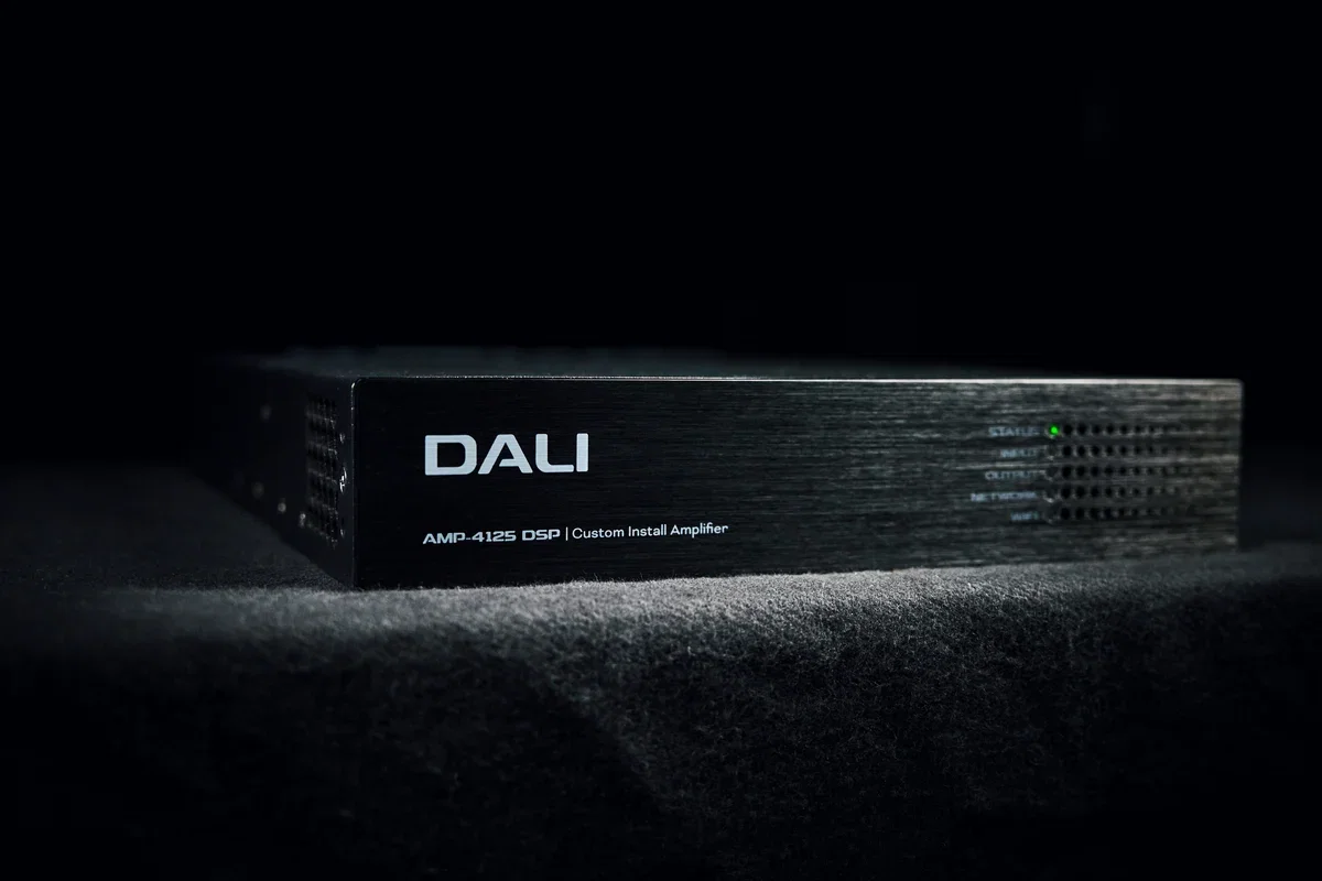 DALI PHANTOM CI AMP-4125 DSP - Stylized 01
