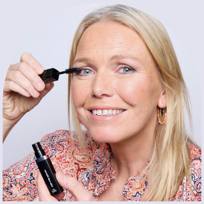 Lift and define your lashes with mascara