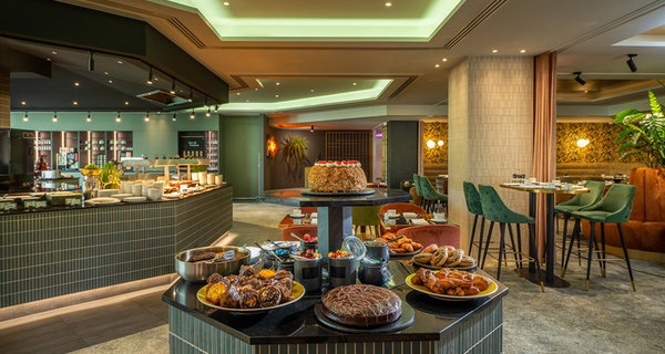 Großes Frühstücksbuffet inkl. Heißgetränken, Säften & Sekt