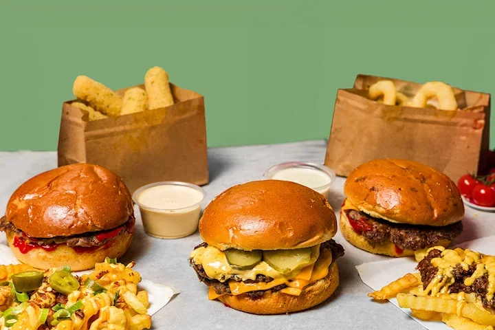 Nyt en valgfri burger + fries hos Döner Bros i Torggata