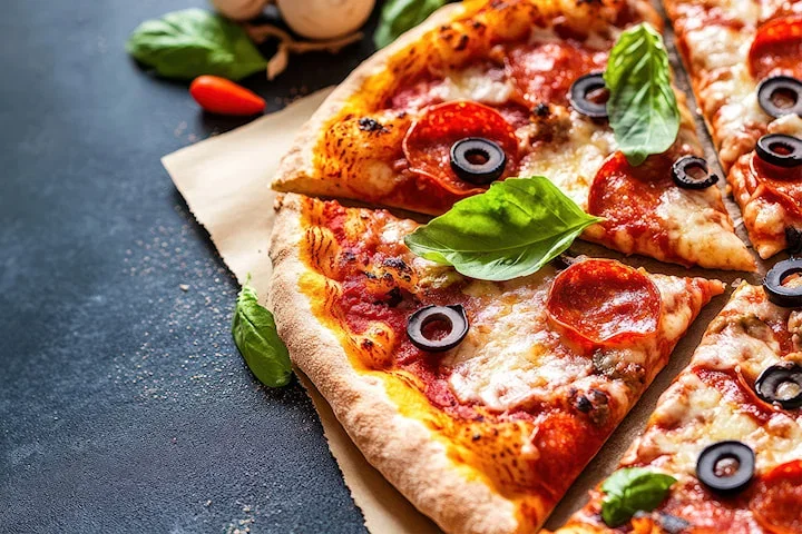 Få en valgfri pizza + en enhet hos Yalla Habibi nederst på Løkka