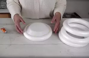 We've never seen anyone use wreath forms for this, but it's actually brilliant!