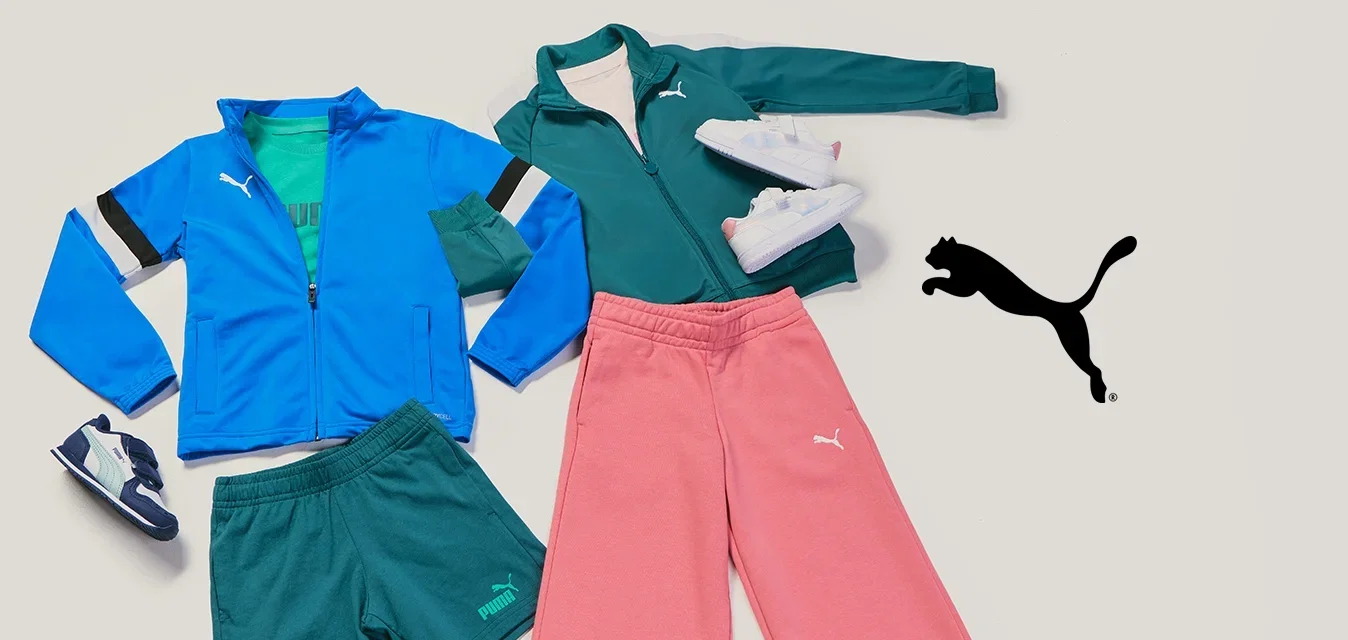 Dwa sportowe zestawy z logo Puma: niebieska kurtka, zielone szorty, sneakersy; zielona kurtka, różowe spodnie, białe sneakersy, rozłożone na białej powierzchni.