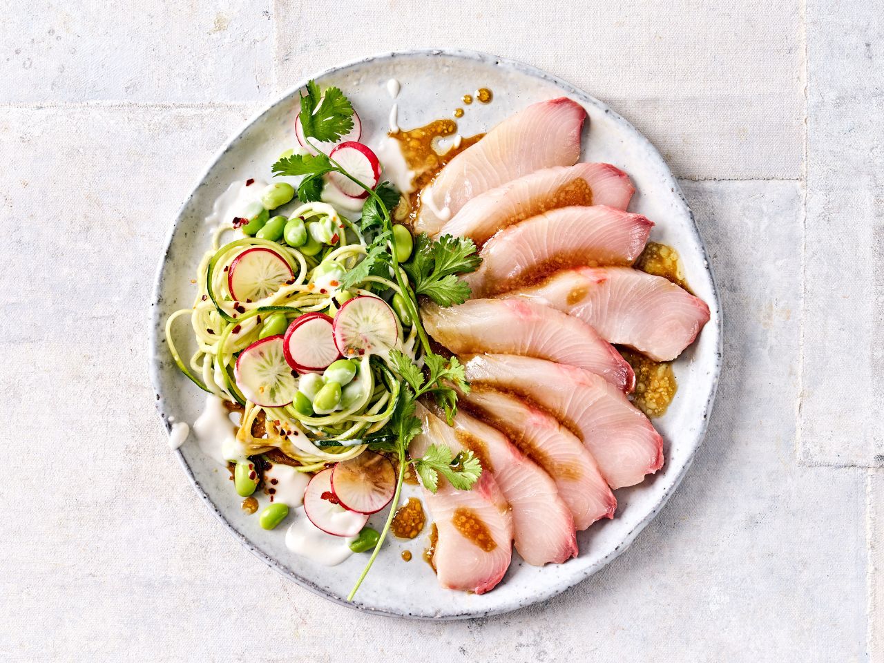 Hamachi-Sashimi mit Zucchinisalat