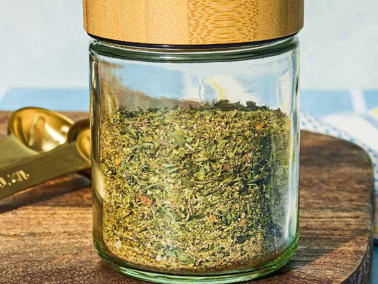 Homemade Greek seasoning in a jar with a lid.