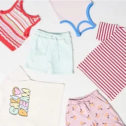 Verschiedene Kinderbekleidung umfasst eine gestreifte Weste, pastellfarbene Shorts, bedruckte T-Shirts und florale Shorts in verschiedenen Farben und Mustern.