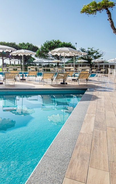Hotel pool mit liegen und sonnenschirmen