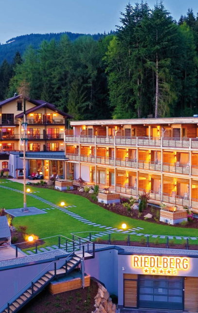 Hotel außenansicht abends