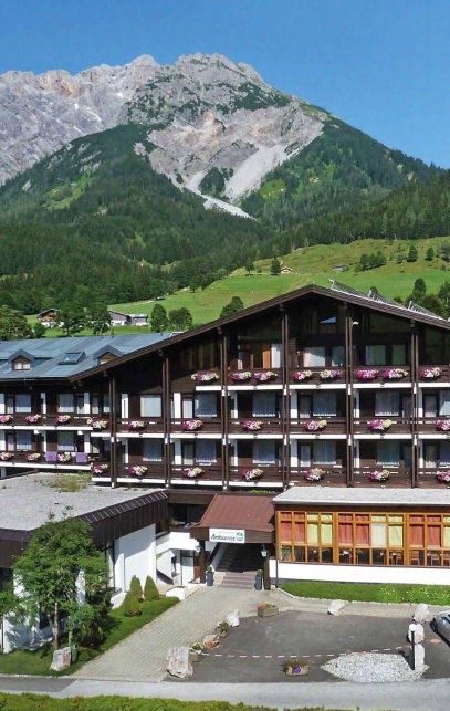 Hotel außenansicht im hintergrund berge