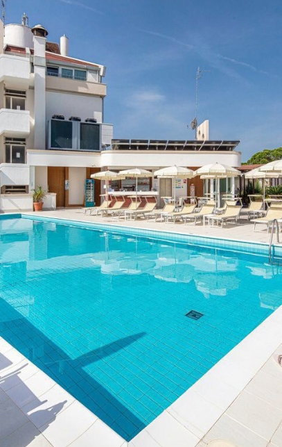 Hotel mit außenpool und liegen