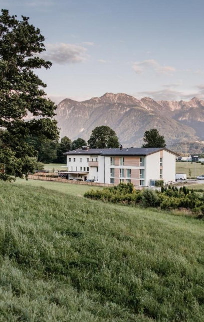 Hotel Außenansicht mit Blick in die Berge