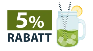 Grafik mit dem Schriftzug „5 % Rabatt“ auf grünem und dunkelblauem Hintergrund. Rechts daneben ist ein Glas mit grünem Getränk, Eiswürfeln, Zitronenscheibe und zwei gestreiften Strohhalmen dargestellt. Die Illustration vermittelt ein sommerliches Rabattangebot.
